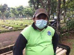 Yatma Maknai Kemerdekaan dengan Totalitas Bekerja Sebagai Penggali Kubur di TPU Srengseng Sawah