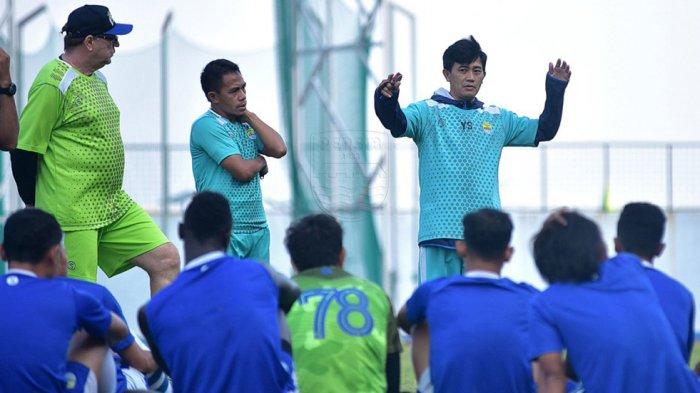 Pelatih fisik tim Persib, Yaya Sunarya saat memberikan penjelasan kepada pemain saat Persib masih menggelar latihan bersama
