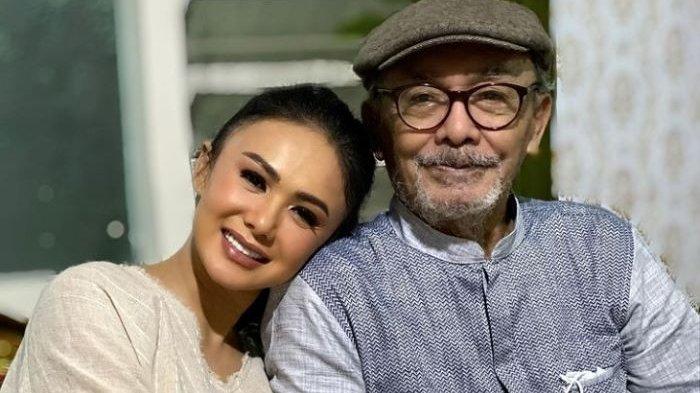 Penyanyi Yuni Shara mengunggah foto kenangannya bersama almarhum Trenggono, ayahnya, Kamis (15/7/2021) malam. Ayah Yuni Shara dan Krisdayanti itu meninggal dunia di Denpasar, Bali, Kamis sore.