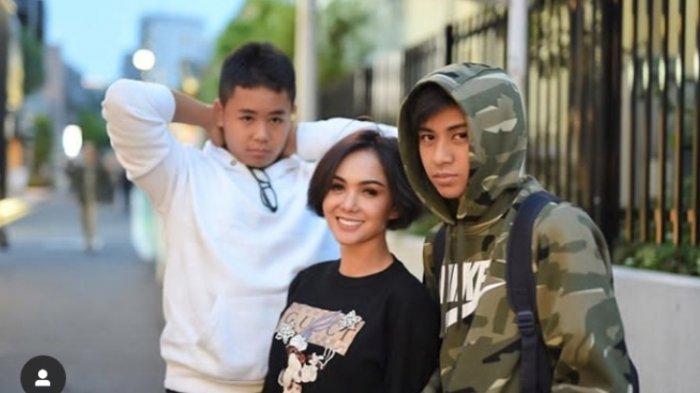 Penyanyi Yuni Shara ketika berlibur sekaligus merayakan ulang-tahunnya ke-47 dan Idul Fitri bersama Cavin dan Cello di Tokyo, Jepang, Rabu (5/6/2019).
