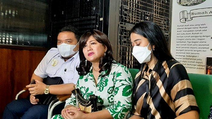 Yuyun Sukawati menghadiri sidang perdana Fajar Umbara, suami sirinya, di Pengadilan Negeri Tangerang, Senin (5/7/2021).