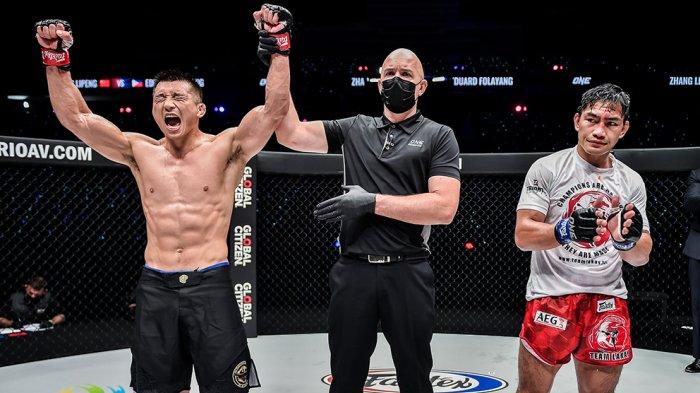 Petarung veteran asal China Zhang Lipeng (kiri) mengawali debut kemenangan bersama ONE Championship, mengalahkan mantan Juara Dunia ONE Lightweight Eduard Folayang