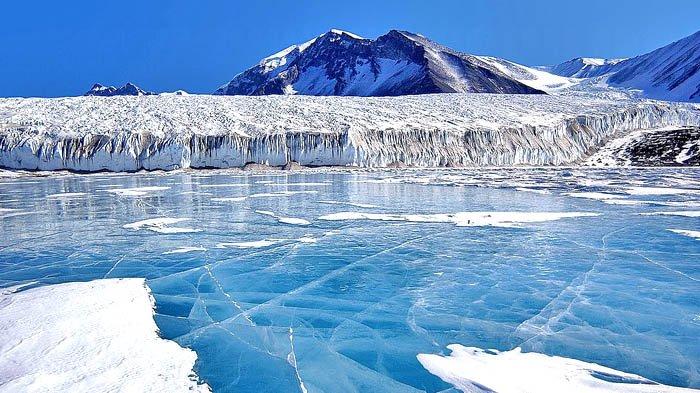 Es biru yang membeku di atas Danau Fryxell, di Transantartic Mountain.