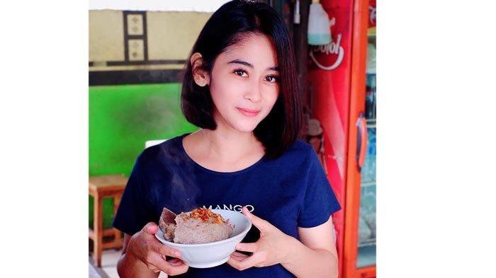 Nur Fitriani, juru racik di bakso Doa Ibu, yang memiliki paras cantik, sehingga warungnya kondang.