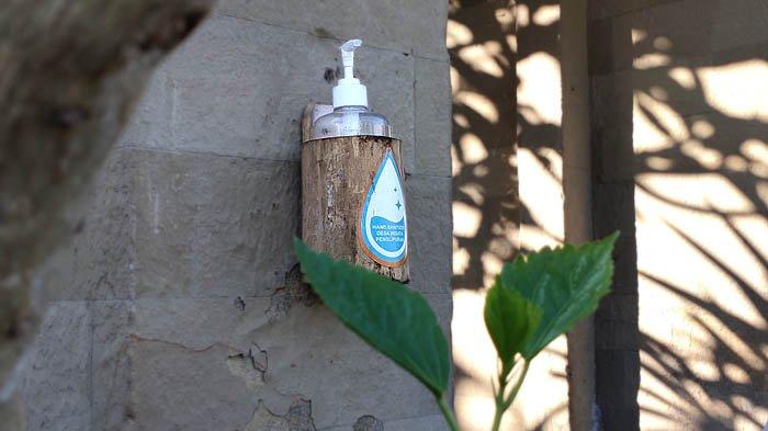 Hand Sanitizer terpasang di dinding angkul-angkul, atau gerbang rumah warga di Desa Penglipuran, Bangli, Bali.