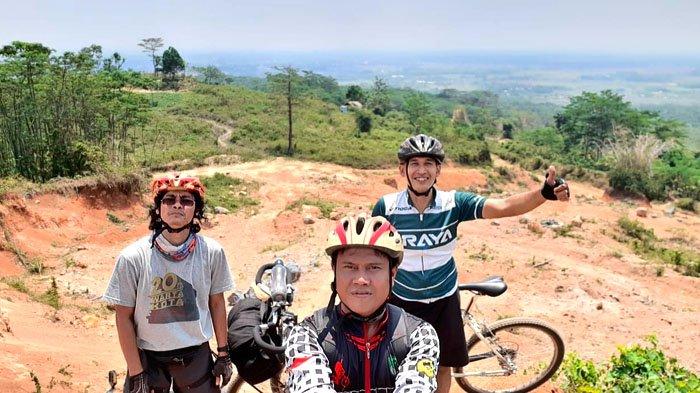Tim Warkot Gowes dan Agus Munjul, dengan latar belakang pemandangan indah kawasan karst Klapanunggal, Sabtu (5/9/2020).