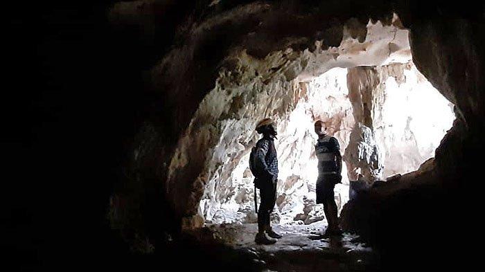 Gua Tawanan merupakan salah satu gua yang terdapat di kawasan Karst Klapanunggal, Kabupaten Bogor.