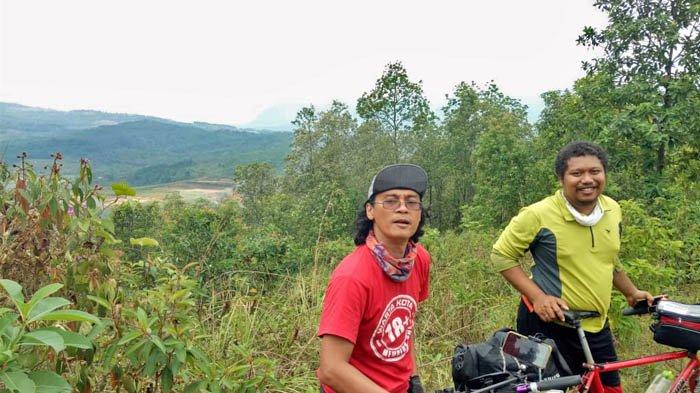 Istirahat menikmati pemandangan indah yang menimbulkan rasa bahagia dan syukur.