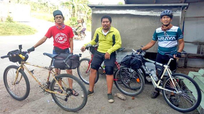 Tim Warkot Gowes yang selalu bahagia setiap menggowes sepeda.