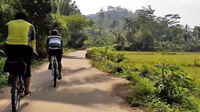 Jalan berliku dalam perjalan ke Desa Cioray lagi, Kamis (1/10/20).