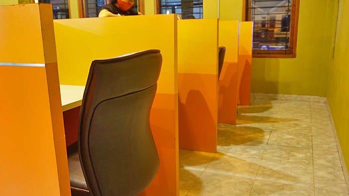Lantai dua merupakan area co-working dengan suasana yang ceria.