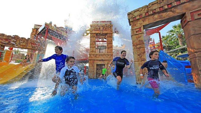 Taman hiburan air di resor Atlantis The Palm, Dubai.