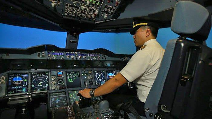 Warga Singapura bisa belajar mengemudikan pesawat lewat simulator Singapore Airlines, dalam program bertajuk Inside Singapore Airlines.
