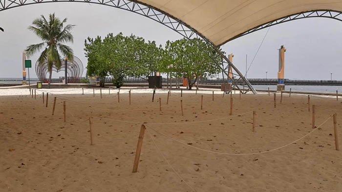 Pihak Taman Impian Jaya Ancol telah menyiapkan kavling untuk piknik di pantai, yang letaknya berajuhan satu sama lain, dan dibatasi dengan tali.