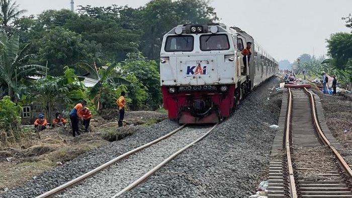 Kereta api KLB D1/10481 melewati Km 55 +100 sampai KM 54+500 pada Selasa (23/2/2021) pukul 10.29. KLB D1/10481 adalah kereta api pertama yang lewat jalur KA Stasiun Kedungdedeh - Stasiun Lemahabang, setelah jalur itu terputus akibat banjir di Kabupaten Bekasi.
