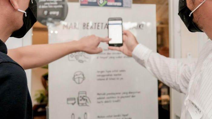 Memindai QR Code untuk mencegah kontak fisik adalah salah satu protokol CHSE. Keterangan foto: Menparekraf Wishnutama Kusubandio sedang memindai QR code ke Toko Kopi Tuku, Cipete pada Minggu (22/11/2020).