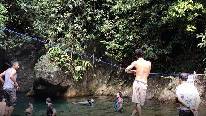 Leuwi Lieuk di Desa Sukamakmur, Kabupaten Bogor. Memiliki kedalaman sampai 7 meter.