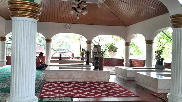 Berdekatan dengan makam Pangeran Jayakarta, dimakamkan pula anak dan sanak kerabatnya. Para keturunan Pangeran Jayakarta kemudian membangun cungkup untuk melindungi semua makam tersebut