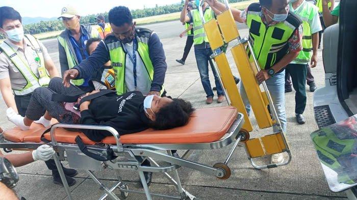 Penumpang Lion Air JT-797 rute Jayapura - Makassar yang melahirkan dalam penerbangan, Selasa (17/11/2020), dibawa ke rumah sakit di Ambon, Maluku.