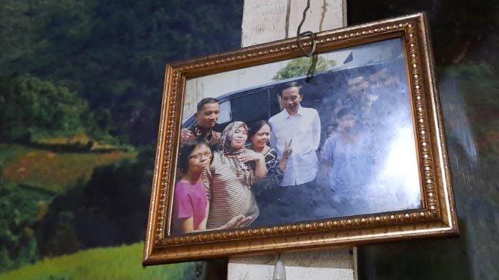 Foto Presiden Joko Widodo saat berkunjung ke warung Nasi Gandul Ibu Endang pada tahun 2018.