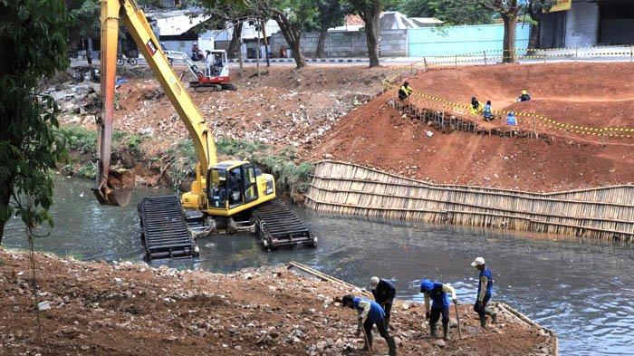 Dinas Pekerjaan Umum dan Penataan Ruang (PUPR) Kota Tangerang melakukan normalisasi Kali Mookervaart.