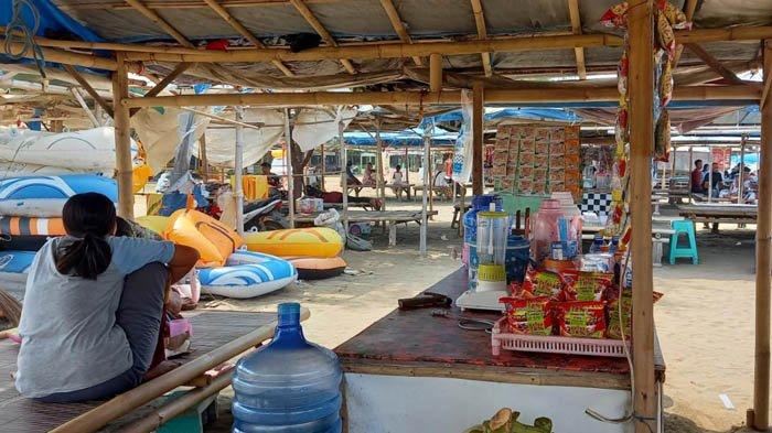 Warung makan dan tempat penyewaan ban di Pantai Tanjung Pakis, Karawang.