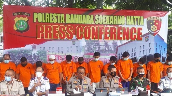 Aturan yang mewajibkan calon penumpang pesawat udara melakukan pemeriksaan PCR, dimanfaatkan kawanan penjahat mencari keuntungan. Keteranganfoto: Konferensi pers kasus pemalsuan hasil tes PCR di Bandara Soekarno Hatta. Kabid Humas Polda Metro Jaya, Kombes Yusri Yunus, menjelaskan kasus ini, Senin (18/1/2021).