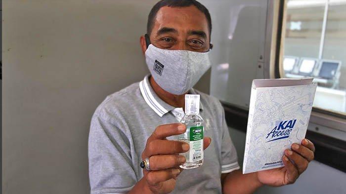 Karyawan PT KAI Daop 1 Jakarta memberikan membagikan masker dan hand sanitizer kepada penumpang KA Matarmaja, di Stasiun Pasarsenen, Jakarta Pusat, Senin (28/9/2020). Dalam rangka memperingati HUT KAI ke-75, PT KAI Daop 1 memberikan sejumlah apresiasi kepada pengguna jasa KA. Salah satunya adalah memberikan hand sanitizer dan masker, sebagai bentuk upaya pencegahan penyebaran Covid-19.