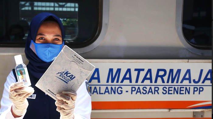 Petugas PT KAI Daop 1 Jakarta membagikan masker dan hand sanitizer kepada para penumpang KA Matarmaja pada Senin (28/9/2020).