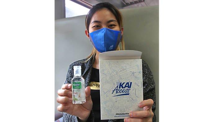 Salah satu penumpang KA Matarmaja pada Senin (28/9/2020) memamerkan hand sanitizer dan masker, yang dibagikan PT KAI.