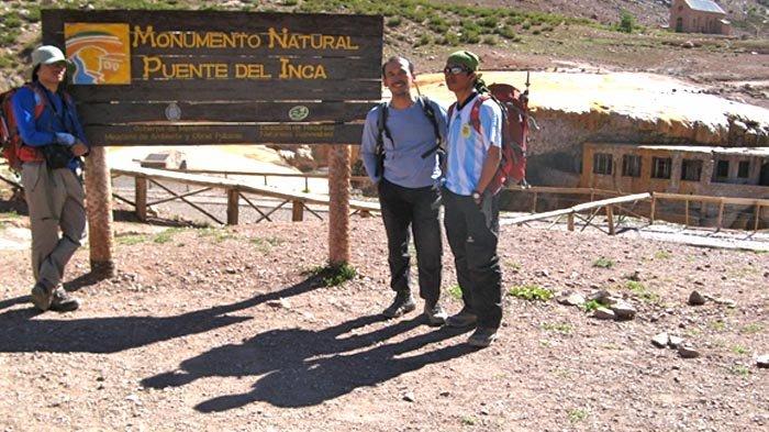 Mampir ke Puente del Inca, objek wisata berupa situs arkeologi hunian Indian di tebing batu dekat gerbang Aconcagua Provincial Park.