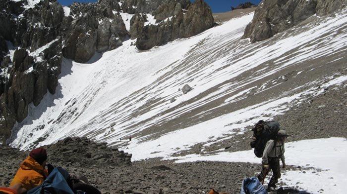 Perjalanan mendaki dari Campi 1 (4.700 m dpl) ke Camp 2 (5.500 m dpl), dengan lereng yang terjal.