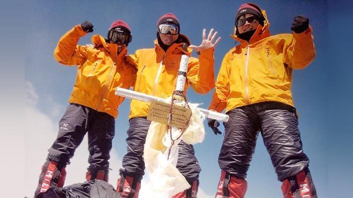 Tim Indonesia Seven Summits Expedition Mahitala Unpar mencapau puncak Gunung Aconcagua (6.960) pada 9 Januari 2011.