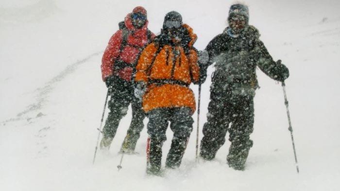 Max Agung Pribadi berjalan turun dari puncak Gunung Aconcagua menuju Independencia dengan sempoyongan, karena sudah kehabisan tenaga.