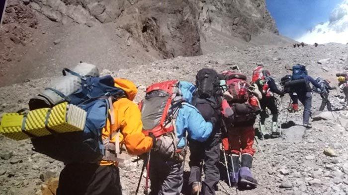 Tim Indonesia Seven Summits Expedition Mahitala Unpar (ISSEMU) mendaki lereng terjal dengan menggendong ransel seberat 20-30 kilogram untuk menuju Camp 1 Gunung Aconcagua pada Januari 2011.