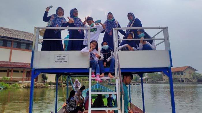Pengunjung Situ Rawa Gede tertawa bahagia bisa berlibur di destinasi wisata telaga itu. Jumlah pengunjung Situ Rawa Gede melonjak saat libur Isra Miraj 2021, Kamis (11/3/2021)