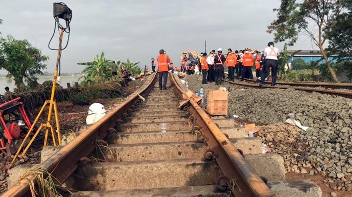 Perbaikan jalur rel KA, Kedunggedeh-Lemahabang km55+100 s.d km53+600 karena ballast, atau kerikil di jalur rel KA, hilang karena tersampu arus air banjir Minggu (21/2/2021).