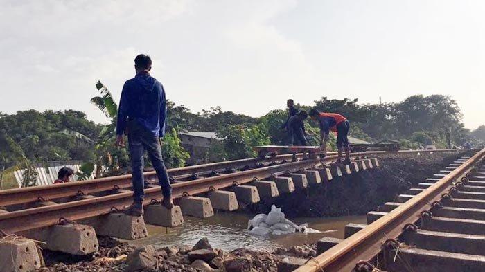 Banjir membuat jalur rel KA Kedunggedeh-Lemahabang km55+100 s.d km53+600 tidak aman untuk dilewati.