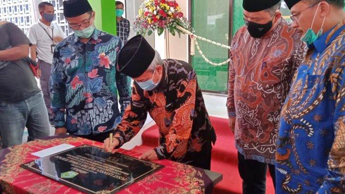Sekretaris Jenderal Kemenag RI, Nizar Ali, menandatangani prasasti tanda Pusat Layanan Haji dan Umroh Terpadu (PLHUT) Kabupaten Karawang resmi dibuka, Sabtu (24/10/2020)
