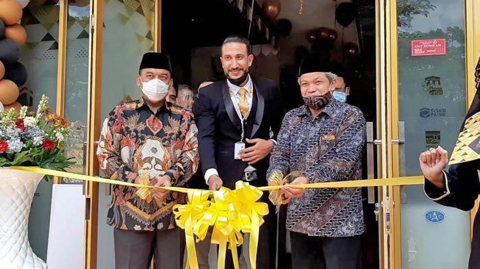 Peresmian pembukaan kantor agen travel umroh dan haji Jannah Firdaus, di Rukan Venice Blok B, Jalan Kapuk Kamal Raya, Cengkareng, Jakarta Barat, Sabtu (31/10/2020).