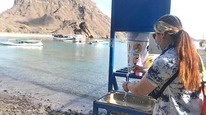 Cuci tangan sebelum memasuki kawasan wisata Pulau Padar, di Taman Nasional Komodo, Nusa Tenggara Barat.