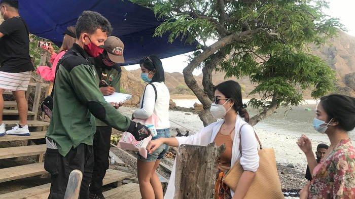 Periksa suhu badan sebelum mendaki ke puncak bukit Pulau Padar.