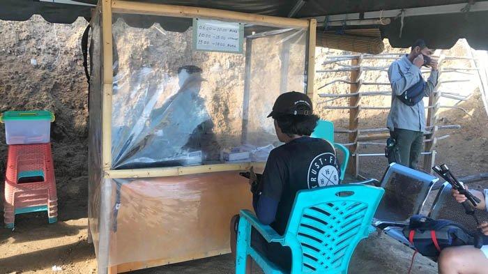 Loket tiket pendakian Pulau Padar dibatasi sekat plastik, demi mencegah pertukaran droplet.