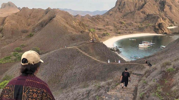 Jalan setapak untuk mencapai puncak bukit Pulau Padar.