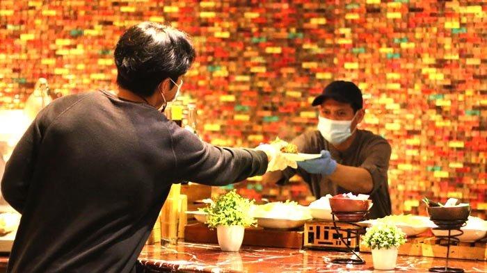 Dalam menggelar All You Can Eat Ramadan Buffet tahun ini, Novotel Tangerang memberlakukan protokol kesehatan yang ketat. Untuk mengurangi risiko penularan, maka akan ada petugas yang mengambilkan penganan tamu. Keterangan foto: Petugas memberikan penganan yang diinginkan tamu di Novotel Tangerang.