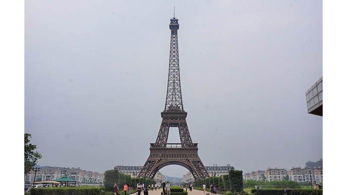 Replika Menara Eiffel di Tianducheng, Tiongkok.