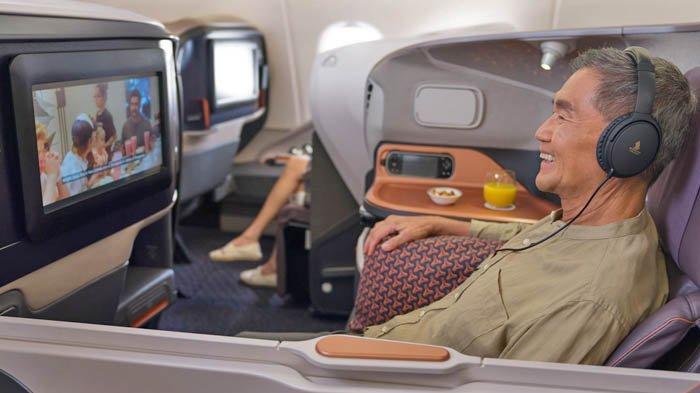 Para tamu di Restaurant A380 @Changi juga bisa menikmati hiburan dalam pesawat (in-flight entertainment).