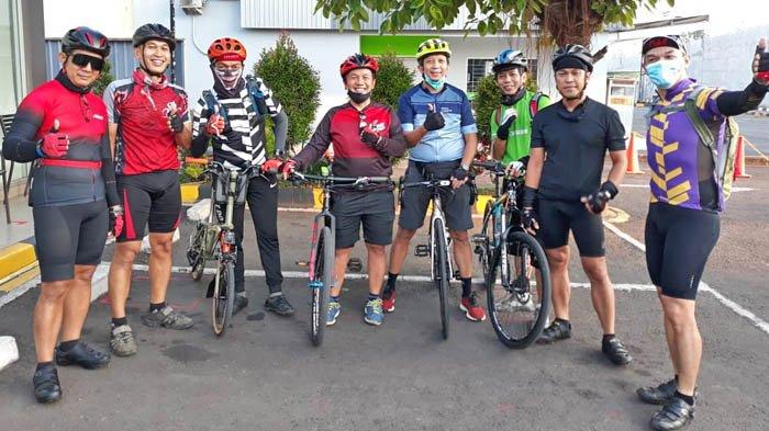 Anggota komunitas South City Loop dan Sepeda Sehat Senayan yang akan menyusuri Salak Loop pada Sabtu (24/10/2020).