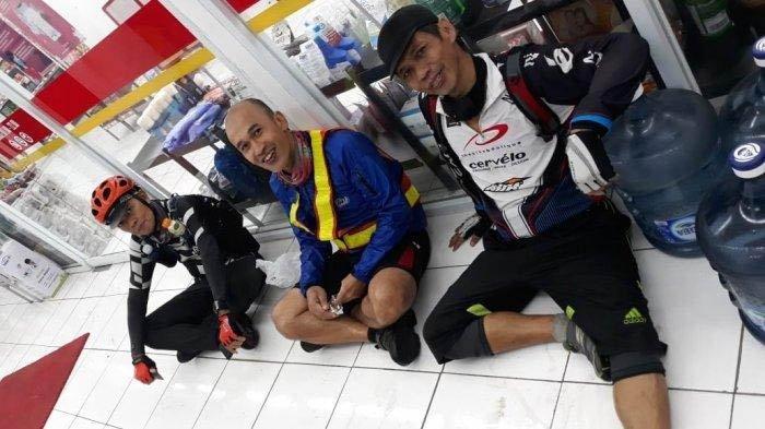 Berhenti di minimarket di Jalan Raya Sukabumi karena hujan deras, sekalian menikmati susu jahe panas, Sabtu (24/10/2020).