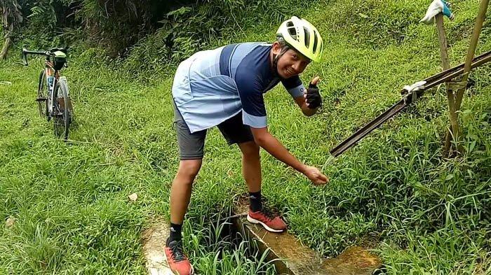 Pikki sedang menikmati airdari mata air Gunung Salak.